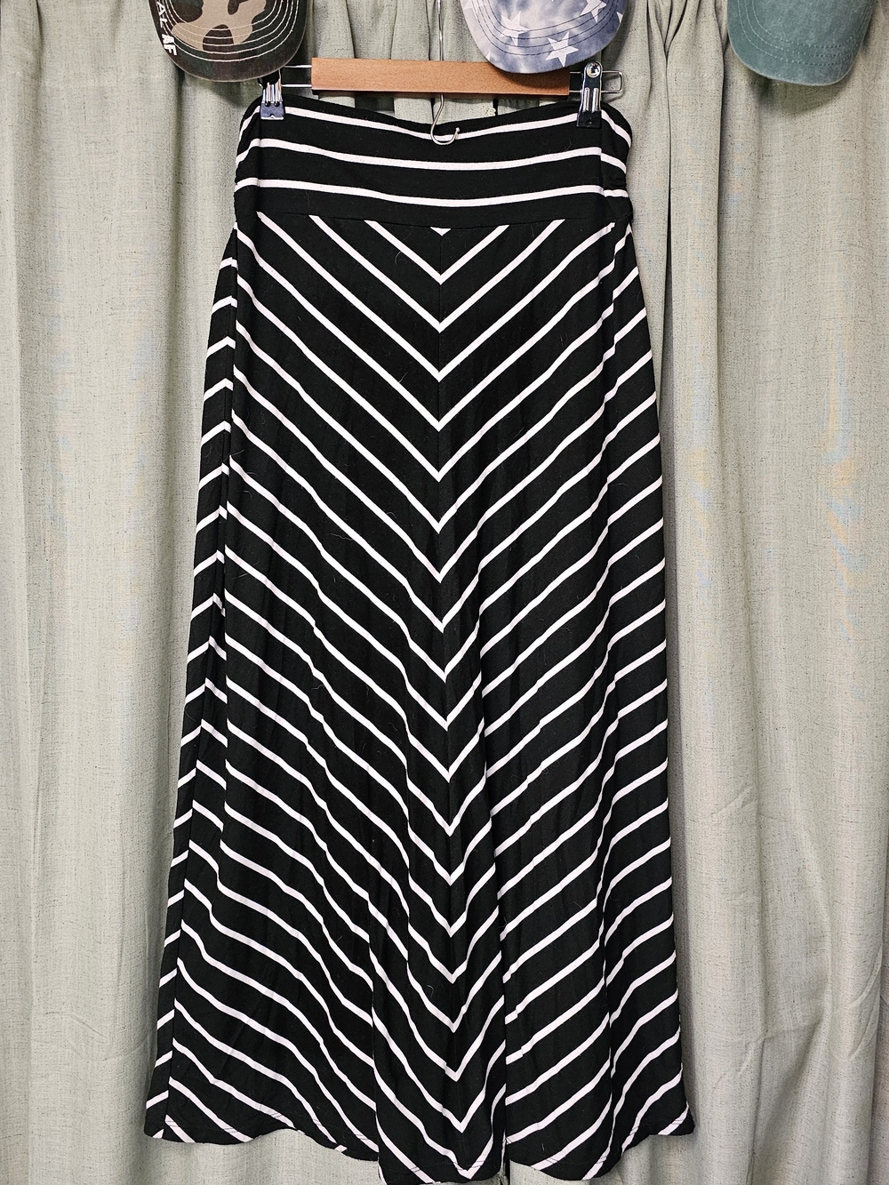 Faded Glory Black and White Chevron Maxi Skirt